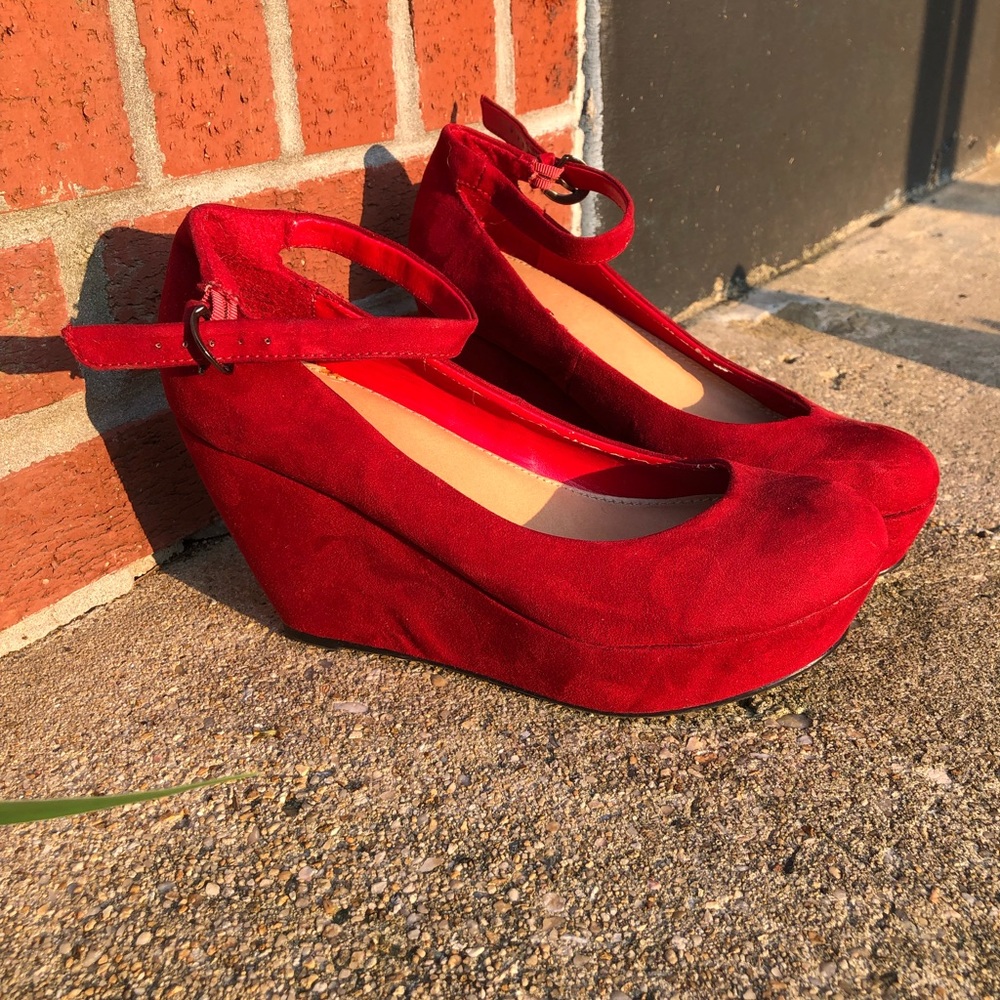 Mary Jane platforms - red - size 6 - straps - suede